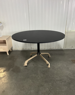 Ronde eettafel FEST, Friday, Zwart